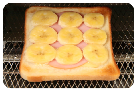 食パンにスライスチーズ、ハム、バナナの順でのせ、トースターで3分ほど焼いたら完成！
