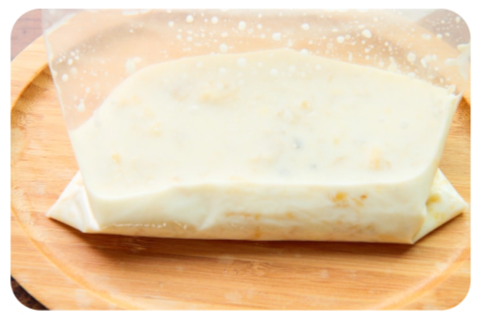 ビニール袋に皮をむいたバナナと牛乳を入れて手でもみつぶす